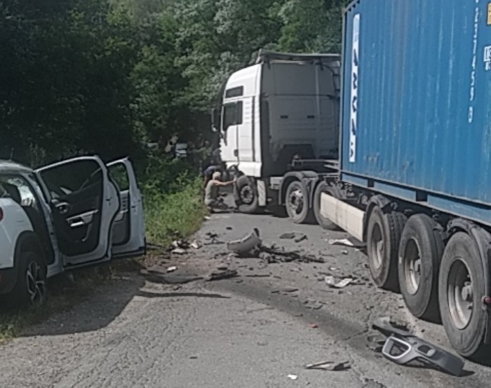 Трима души затиснати в автомобил при челна катастрофа