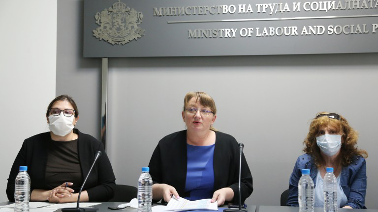 Социалният министър Деница Сачева за случая с буса на „Системата ни убива”: Това не е протест на майки, а политически провокации (обзор)