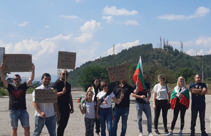 Протестиращи блокираха пътя за Гърция край Благоевград