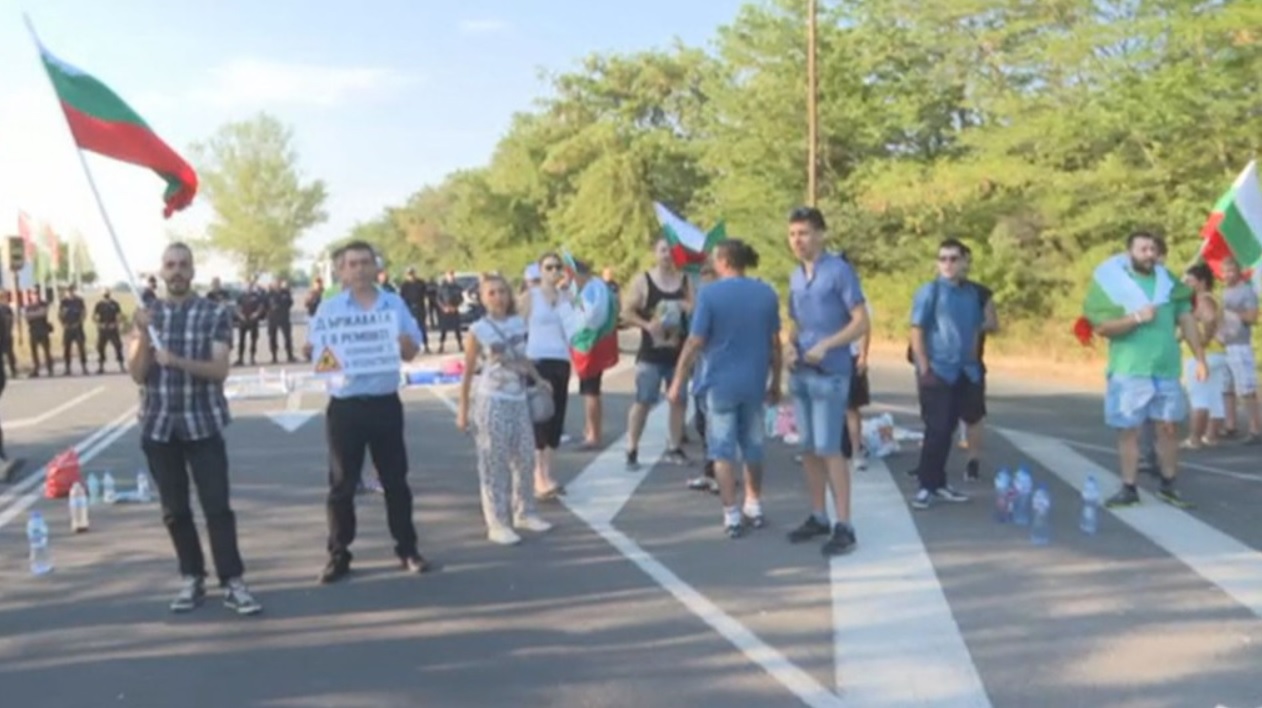 Напрежение между полицията и протестиращи, опитващи се да блокират АМ „Тракия“