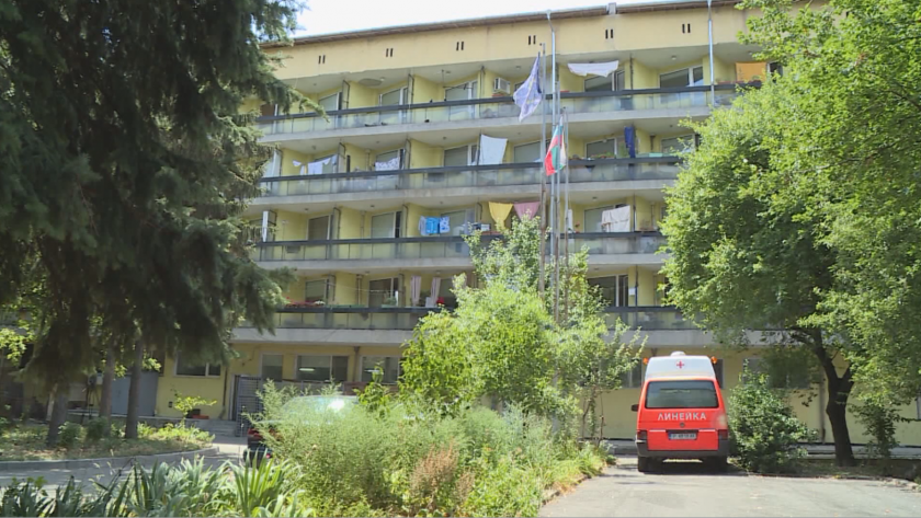 Заразените с коронавирус от дома за стари хора в Русе са 57, починалите вече са двама