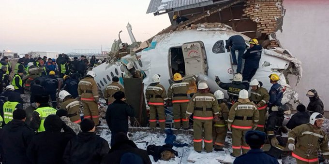 Най-малко 10 души загинаха, след като пътнически самолет се разби в Казахстан