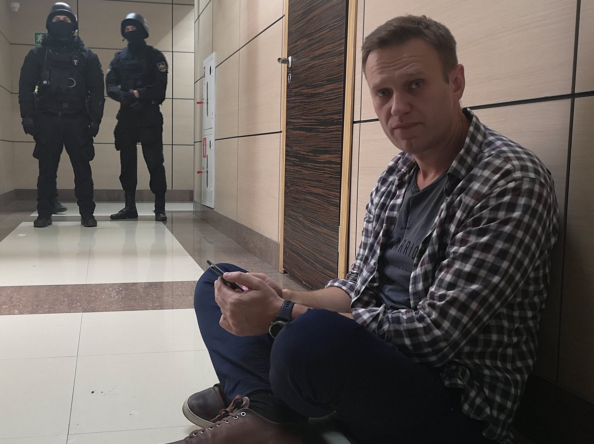 Задържаха Навални, след като разрязаха вратата му с електрически трион (ВИДЕО)
