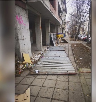 Метална ограда се стовари върху жена и дете в центъра на София