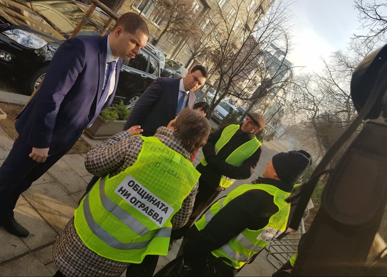 Калоян Паргов настоя протестиращи пред СО собственици на имоти да бъдат приети от ресорния заместник-кмет