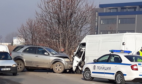 Верижна катастрофа между три коли на магистрала "Тракия" в посока Пазарджик