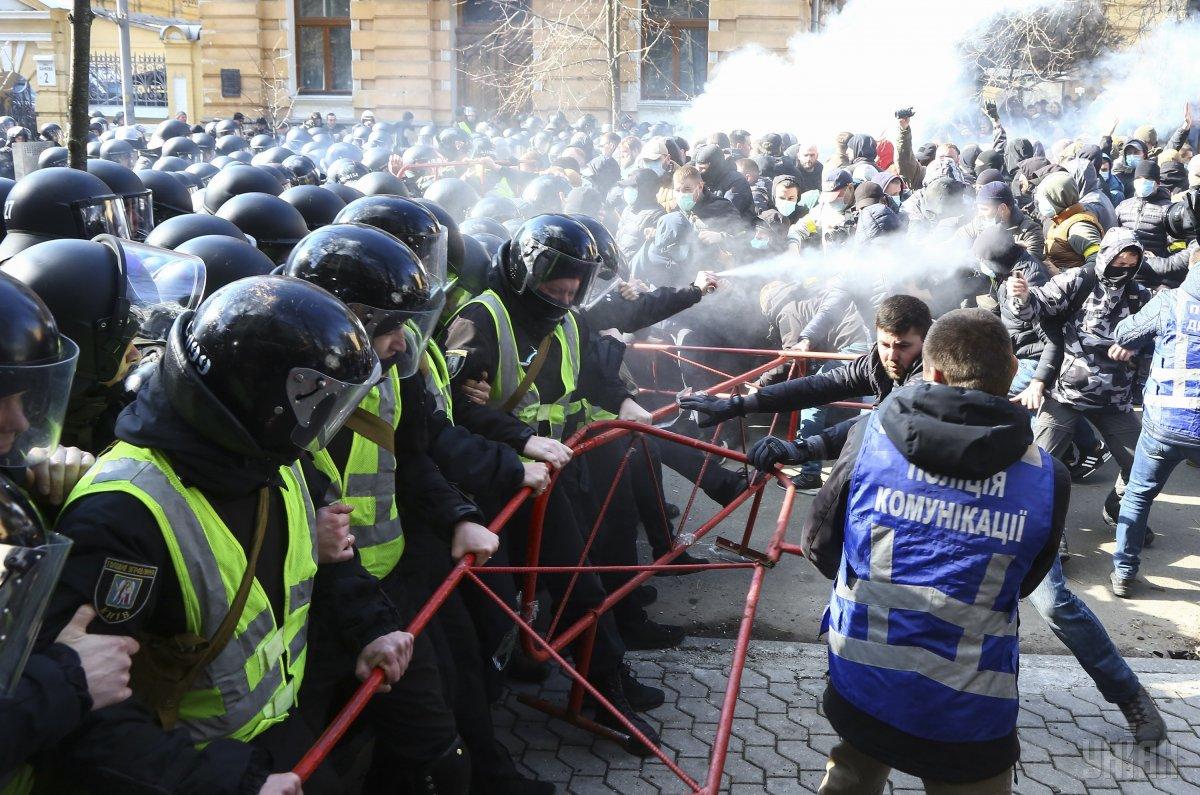 17 полицаи са пострадали при протест пред парламента на Украйна