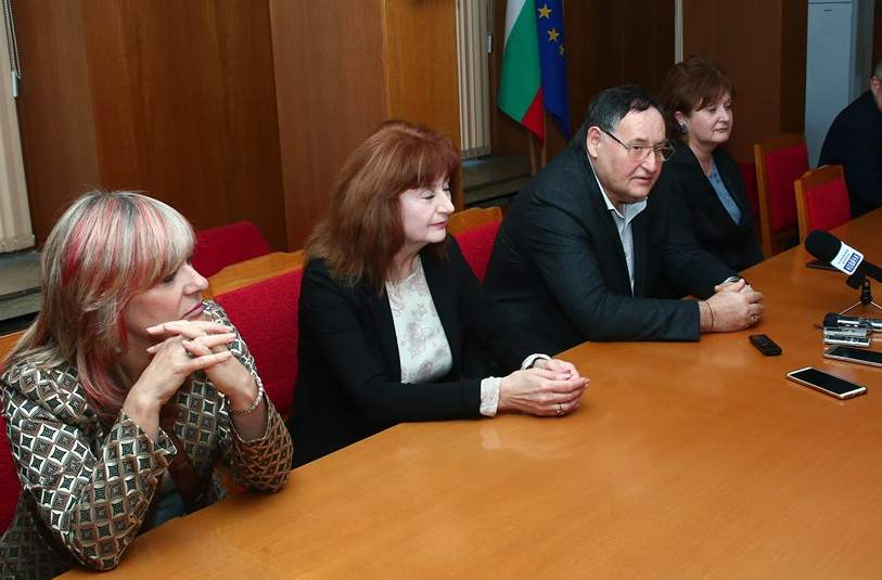 Покриват 1 км река, разширяват улица
