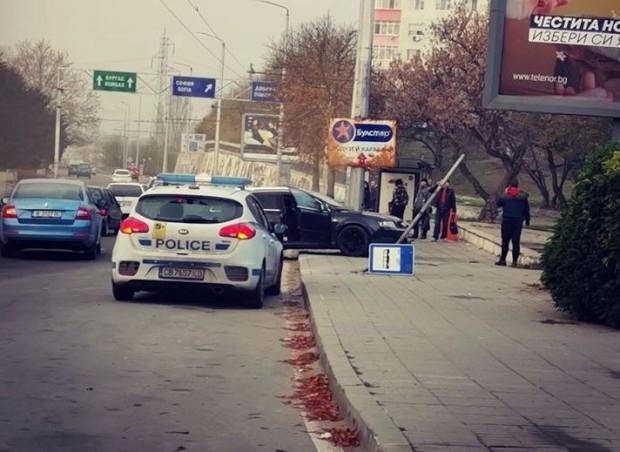 Кола връхлетя автобусна спирка, по чудо няма пострадали