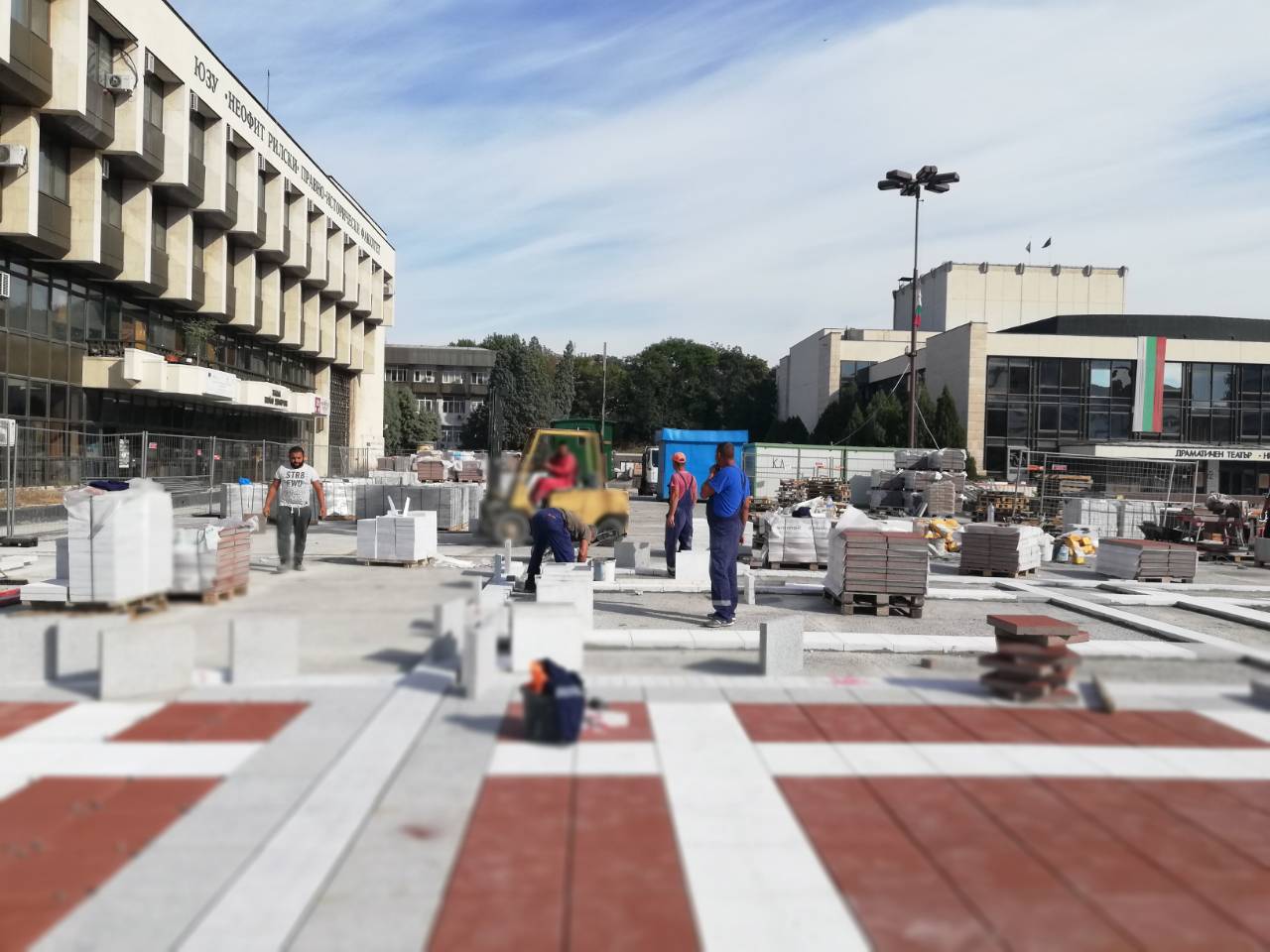 Над 140 души усилено работят по ремонта на площад „Георги Измирлиев“ в Благоевград (СНИМКИ)