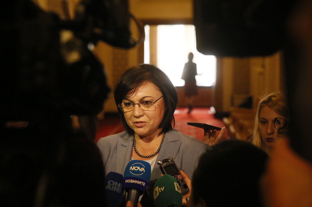 Нинова: Борисов делегитимира решението на кабинета за Унгария с думите, че то няма правна сила и е за някой ден