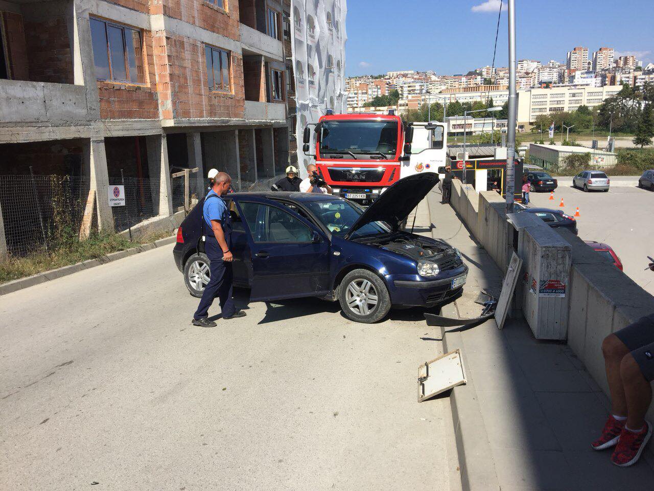 Младеж се заби с кола в улично ел.табло в Търново