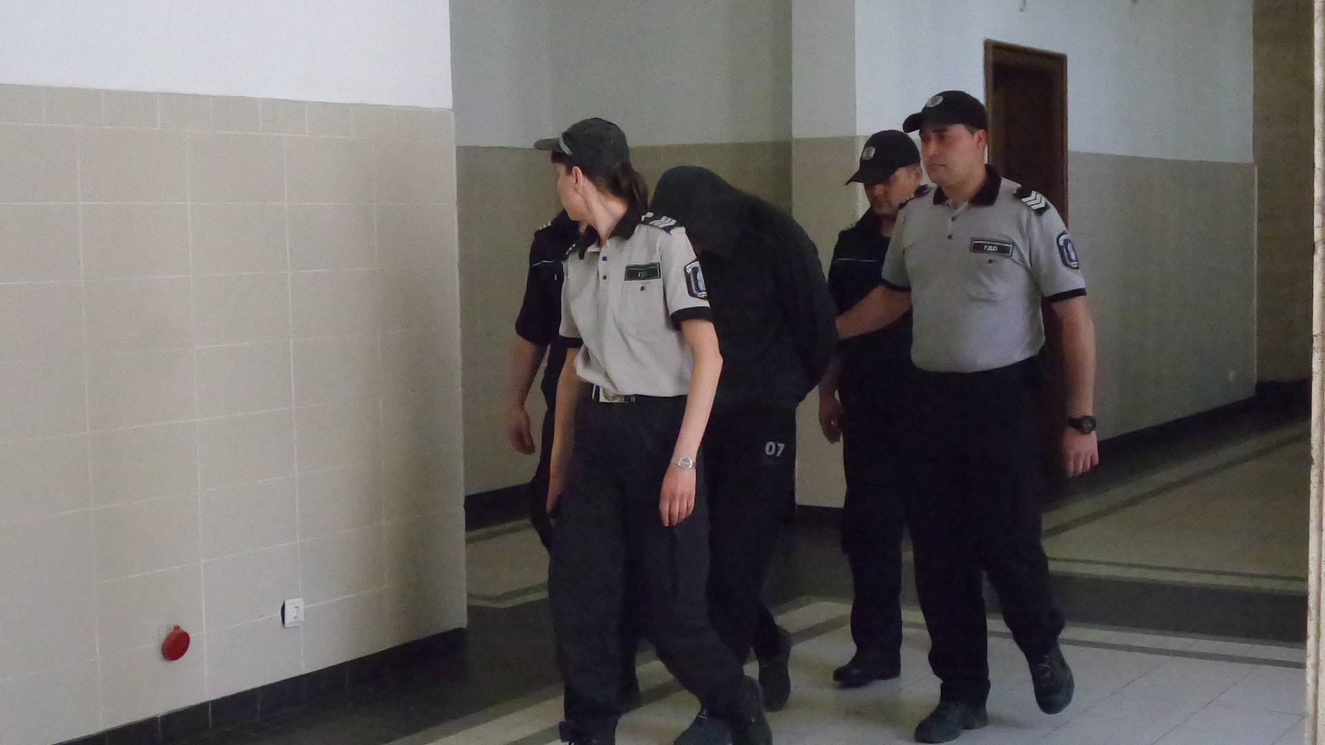 Футболният фен, ранил с бомбичка полицайката Гергана Зашева, ще обжалва ареста си
