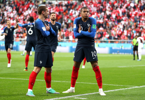 Франция на осминафинал след исторически гол