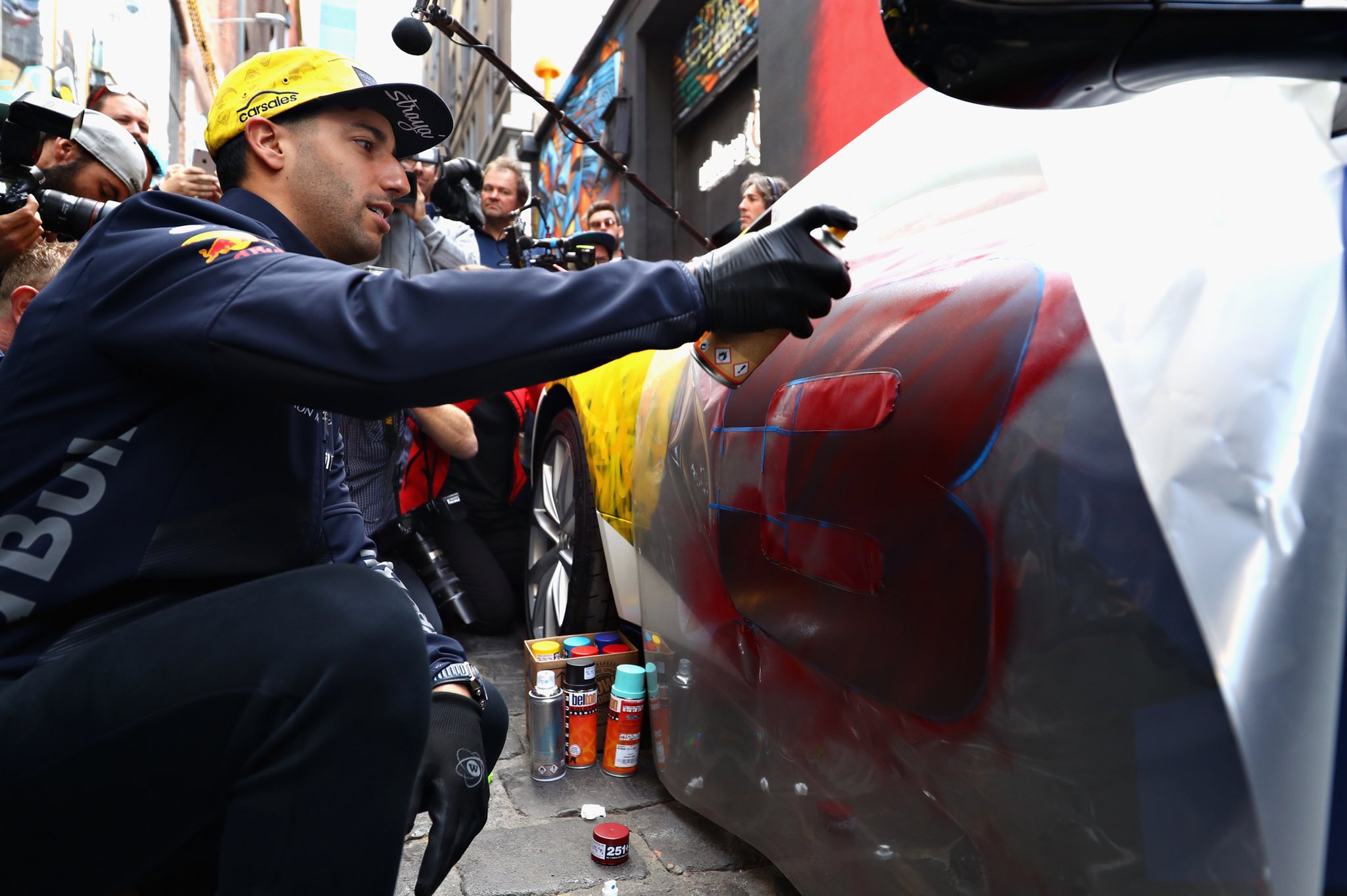 „Макларън“ мами Рикардо с $20 млн.