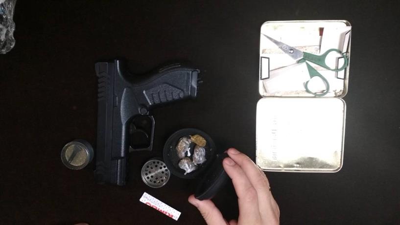 Полицаи закопчаха трима мъже в момент на сделка с дрога