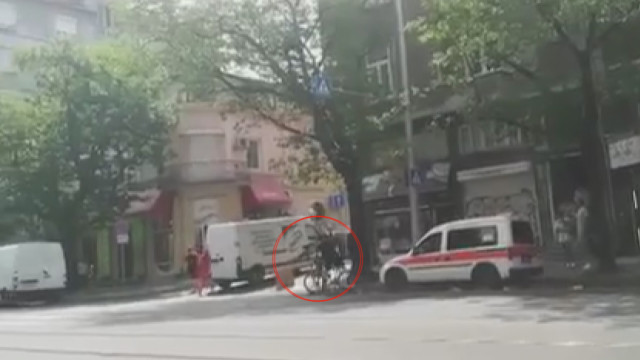 Велосипедист наряза гумите на линейка