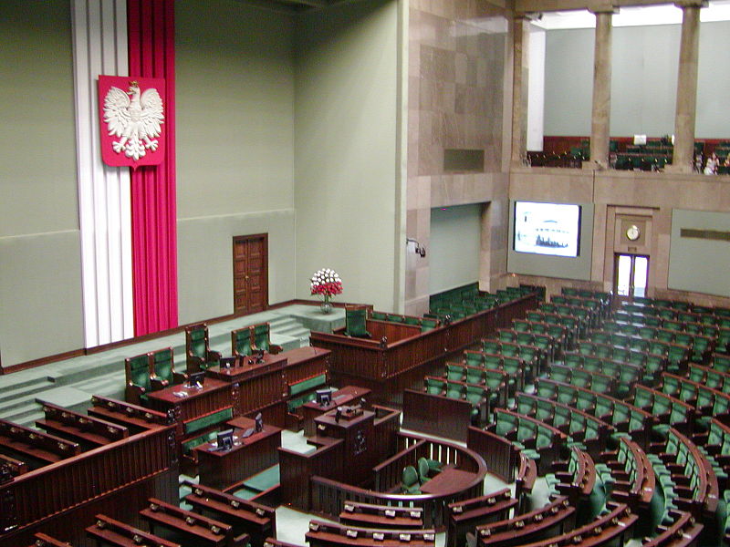 Полските депутати си намалиха заплатите с 20%