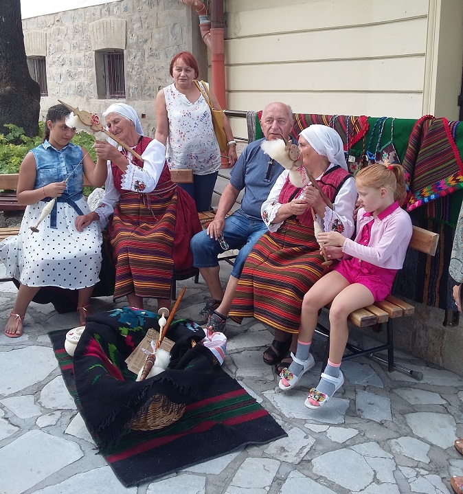 Чужденци учат стари занаяти в Банско срещу 5 лева