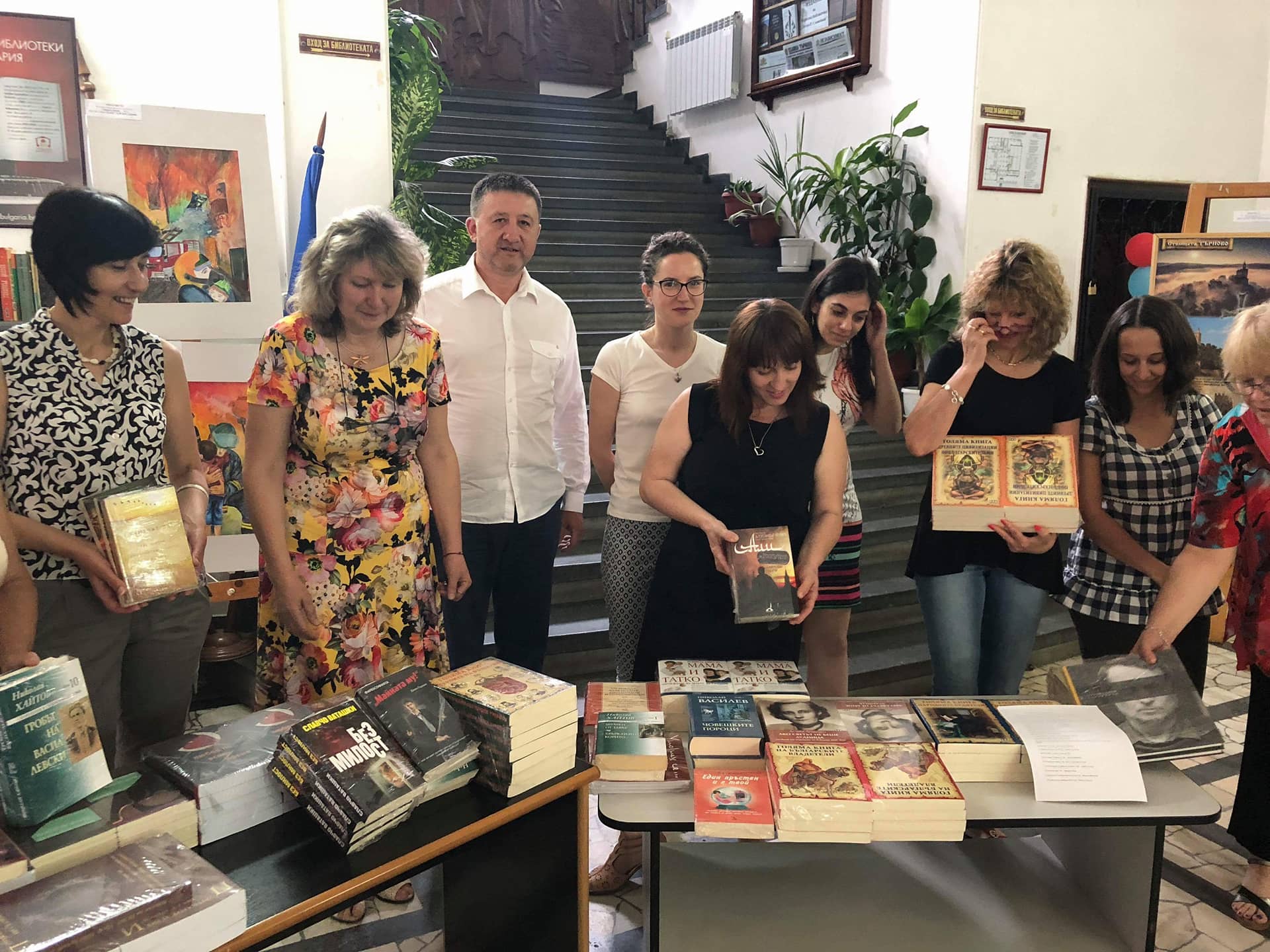 Бивш депутат дари 131 книги на библиотеката в Търново