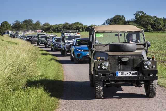 Колона от 632 автомобила Land Rover