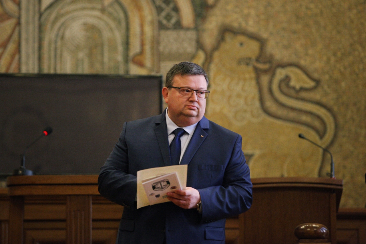 Цацаров: Болница е наела частни линейки от фирма на зам.-управителя си