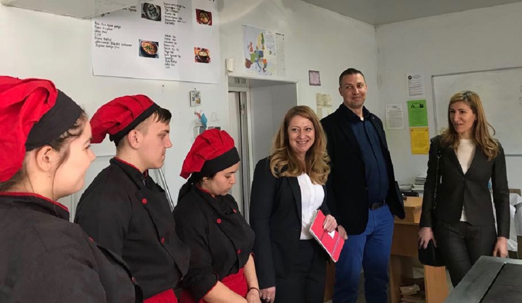 Ангелкова: Подкрепяме българските деца, избрали да станат професионалисти за туризма на страната си