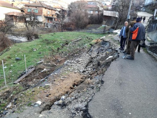Свлачища се активизираха в родопски села, застрашават хора и къщи