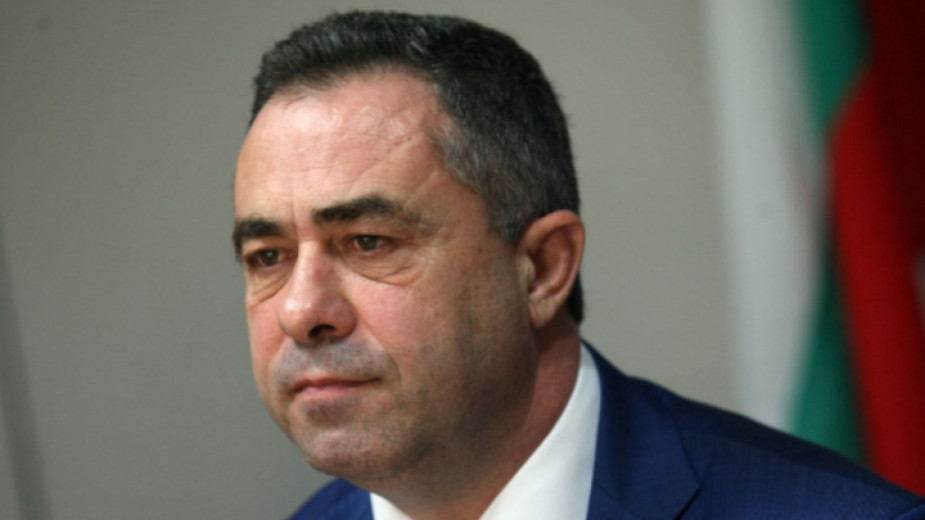 Зам.-министърът на екологията Красимир Живков е докаран в сградата на МОСВ, където се извършват обиски