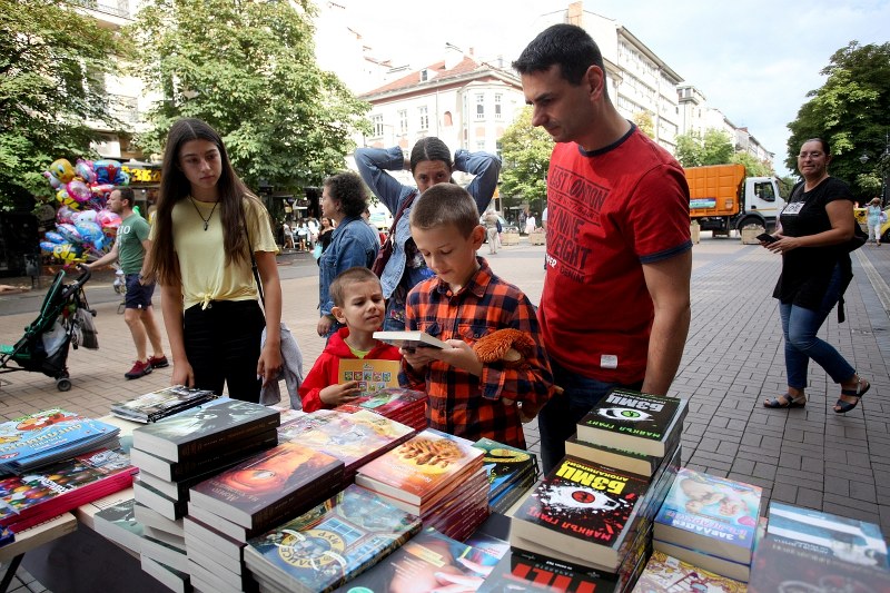 За шести път София е домакин на инициативата „Стара хартия за нова книга” (СНИМКИ)