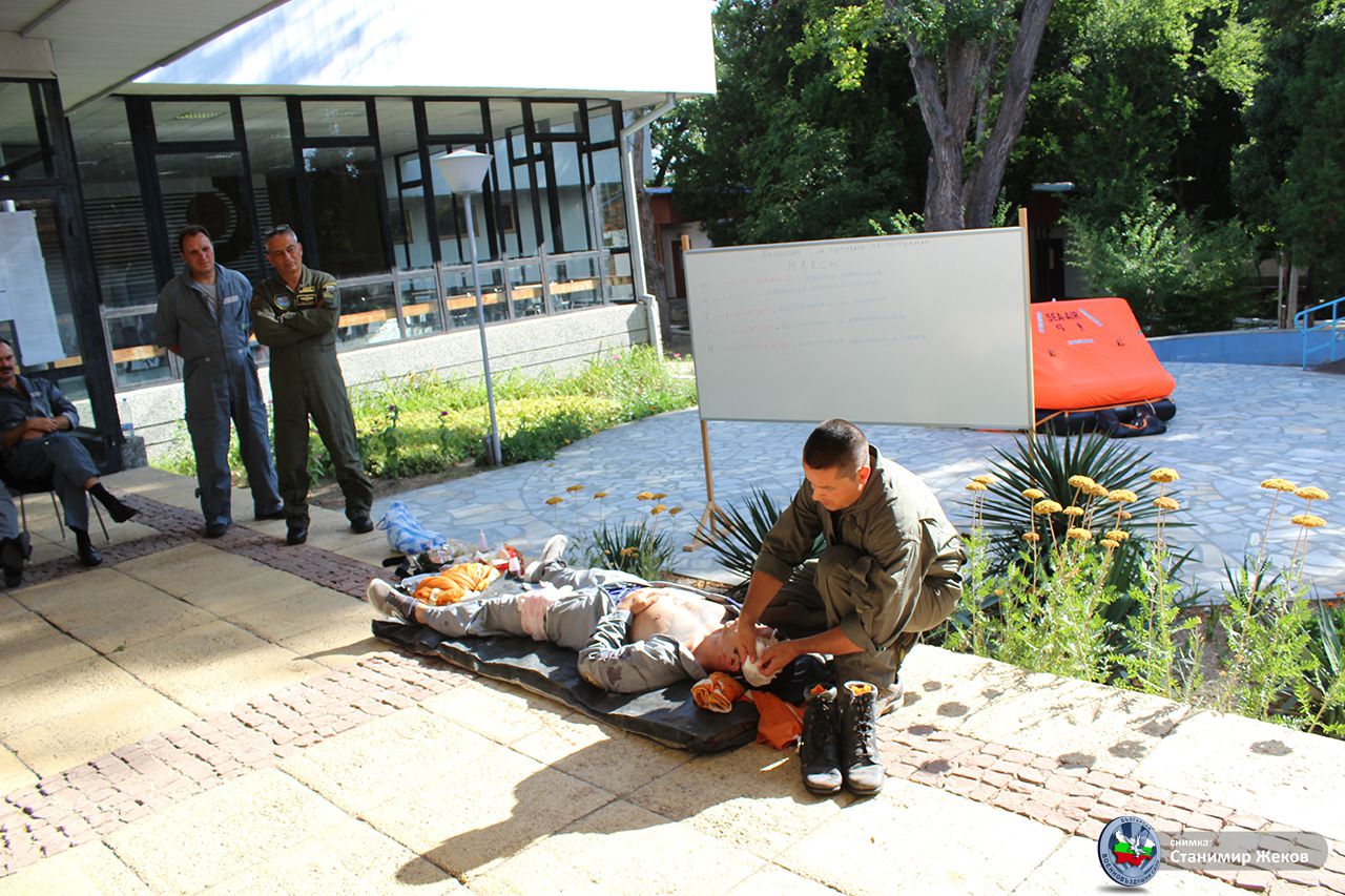 Пилотите от ВВС тренират оцеляване и евакуация при падане в морето (СНИМКИ)