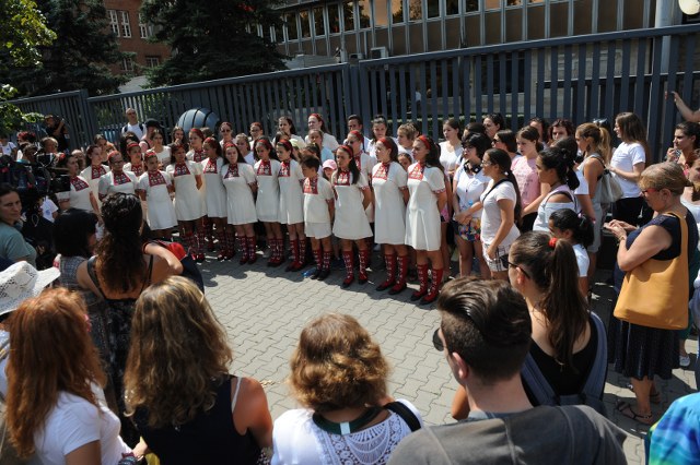 Протестен концерт на Детския радиохор пред сградата на БНР (СНИМКИ)