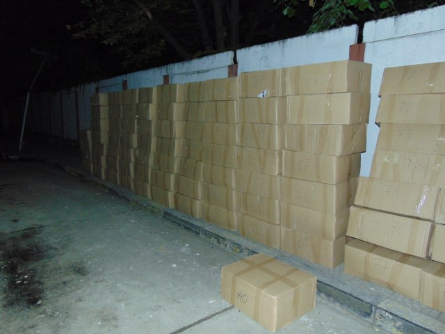 Спипаха над 1 700 000 къса контрабандни цигари, скрити в товарен автомоби