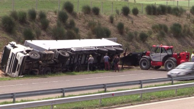 Обърнат тир предизвика километричното задръстване на „Тракия”
