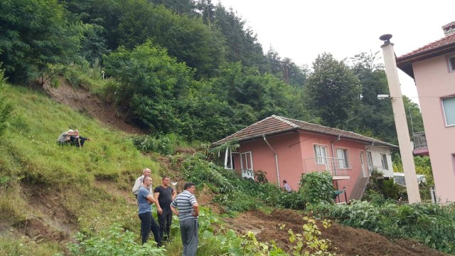 Земна маса се срути върху къща в Неделино