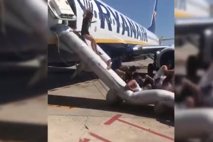 Подпалил се мобилен телефон евакуира самолет на "Райънеър" в Барселона (ВИДЕО)