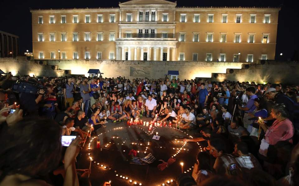 Стотици палиха свещи в Атина на бдение в памет на загиналите при пожарите