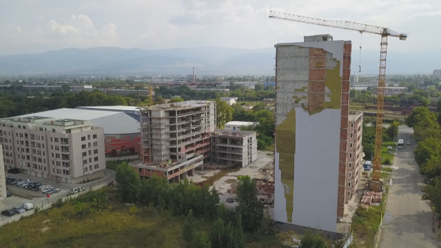 Парче от изолация падна от 16-етажен блок в Пловдив