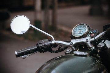 74-годишен моторист пострада след сблъсък с кола