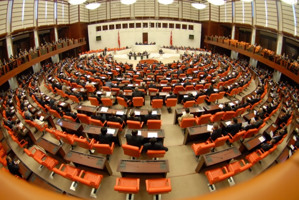Турският парламент вкара в закон мерките от извънредното положение