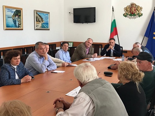 Аксаково търси спешно пари за два селски пътя