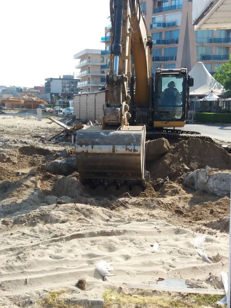 Премахнаха основите на незаконен бар на плаж „Слънчев бряг-север“