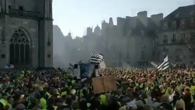 Жена загина, а над 200 души пострадаха при протести във Франция