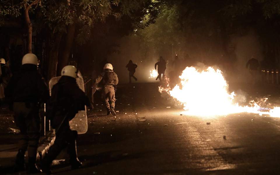 Над 20 задържани след сблъсъци между полиция и протестиращи в Атина