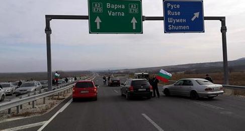 Протестиращи затвориха "Хемус", полицията даде алтернативни маршрути