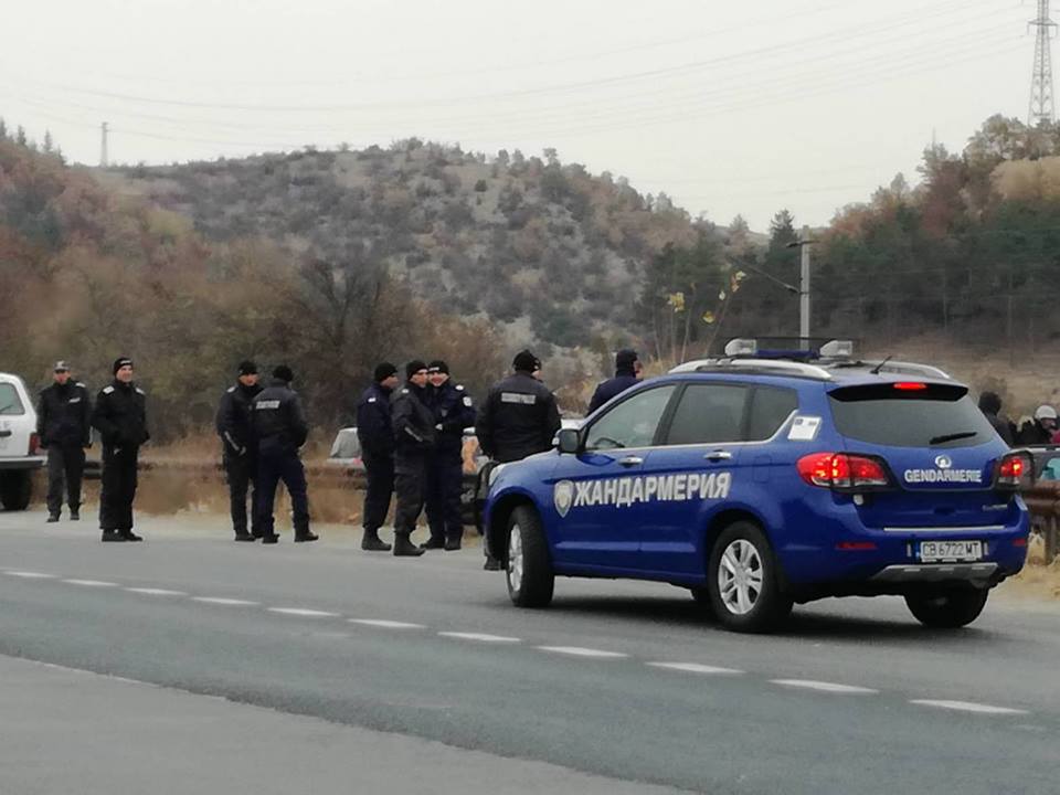 Протестиращи блокираха пътя за Банско, засилено е полицейското присъствие в Пиринско