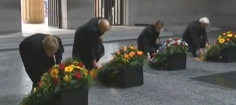 Еманюел Макрон участва в церемония по полагане на венци пред мемориала на жертвите на войните