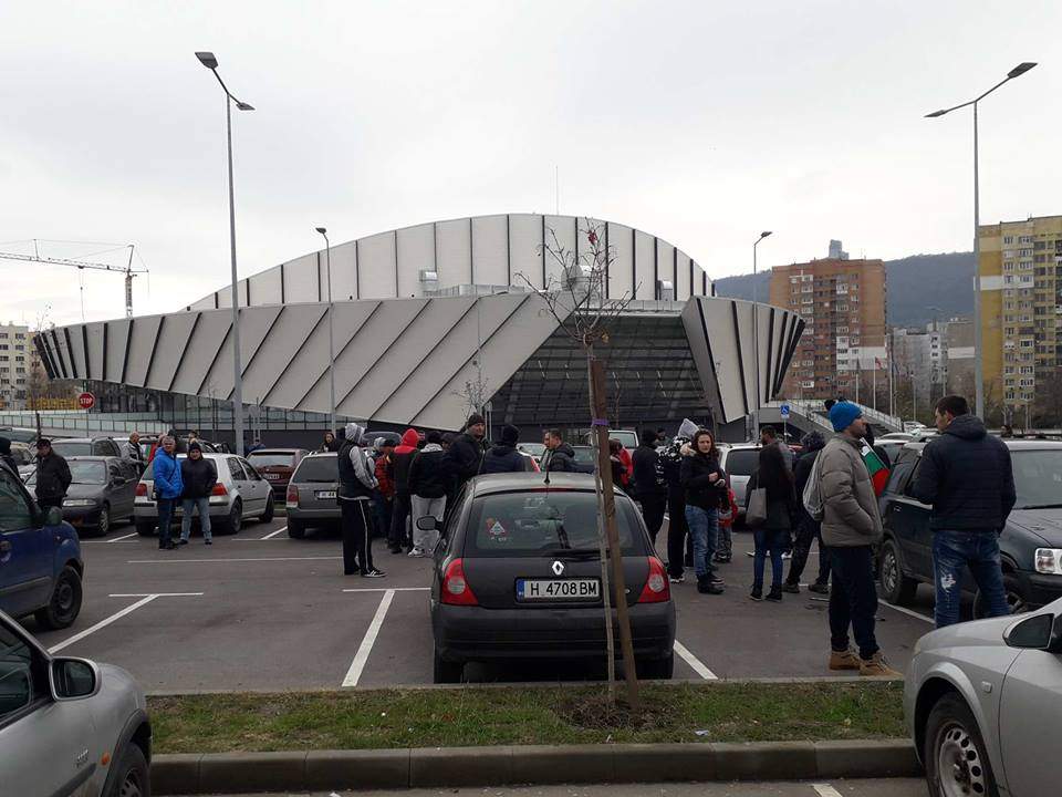 Над 200 коли на протест в Шумен