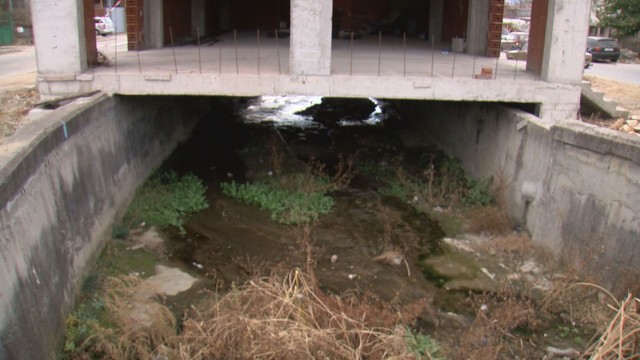 Издигнаха къща във въздуха над дере в село Дебрен