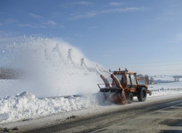 700 снегорина са чистили пътищата в страната през нощта